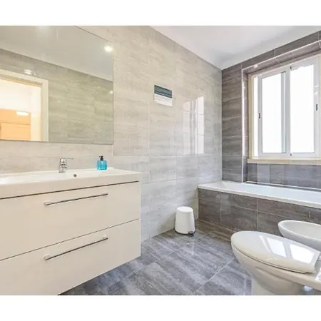 Houze Family Flat In Near Zoo דירה ליסבון